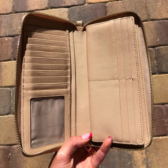 Michael Kors Leather Continental Wristlet👝 - Picture 2 of 7
